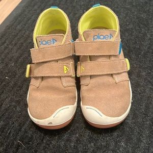 Plae shoes